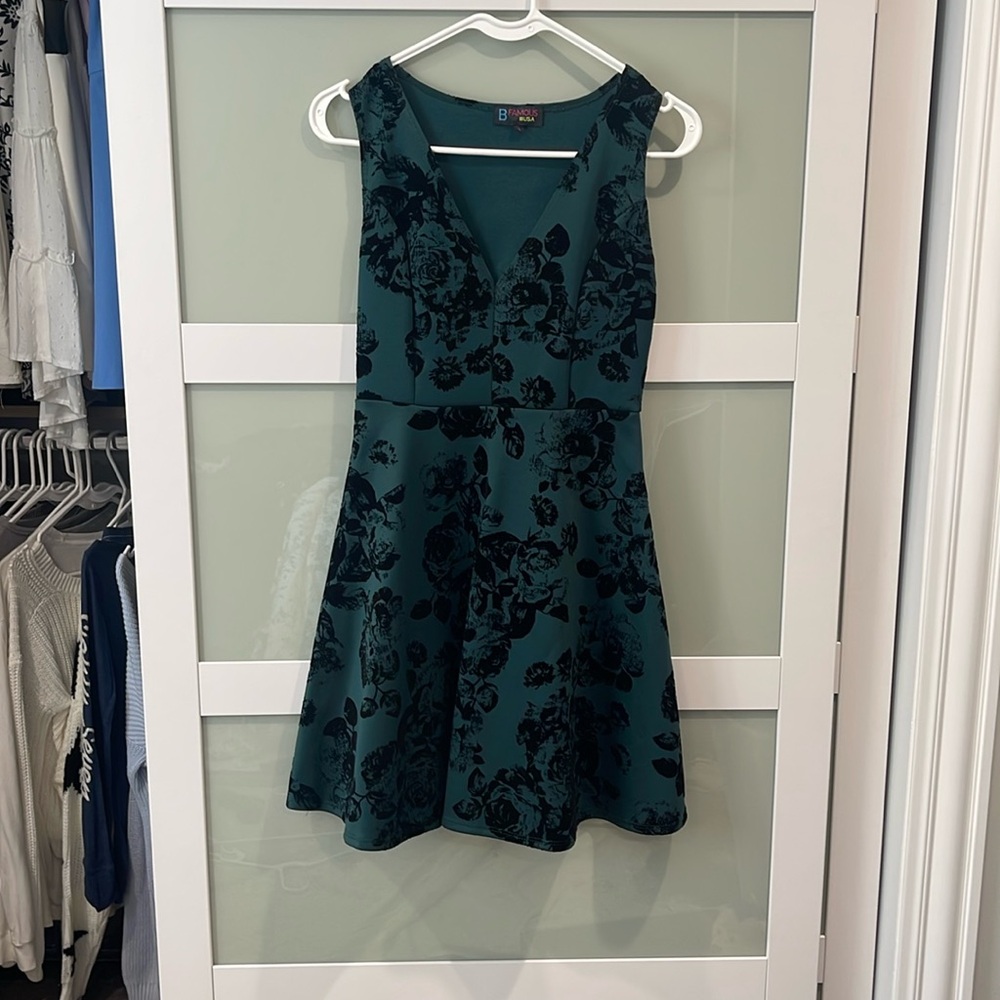 B Famous #USA size small, green rose with v cut
